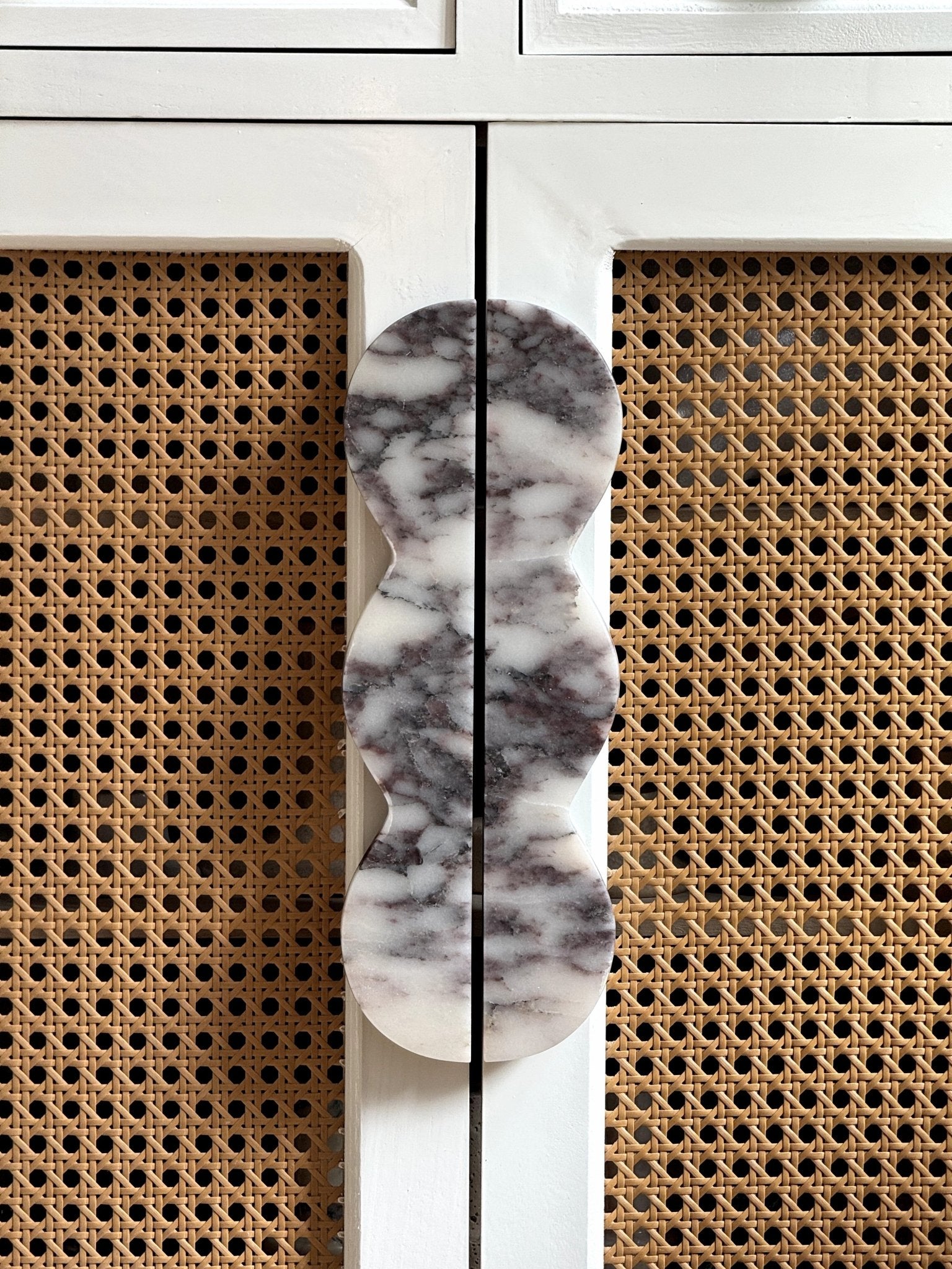 Twin-Curve Pull Handle-Neutral Decor