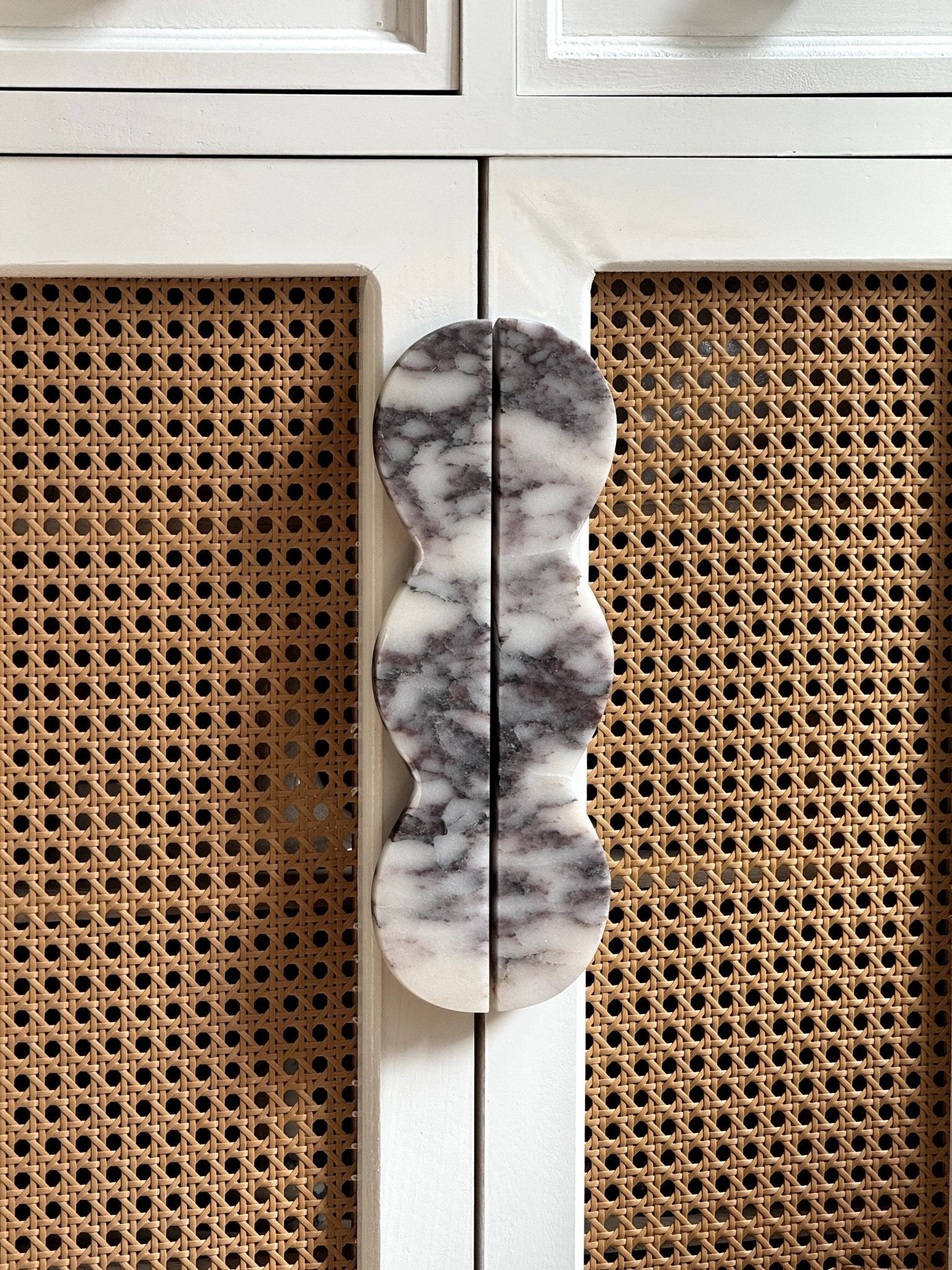 Twin-Curve Pull Handle-Neutral Decor
