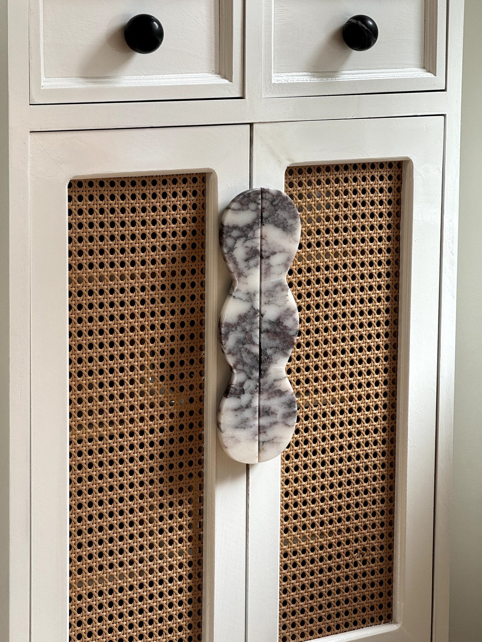 Twin-Curve Pull Handle-Neutral Decor