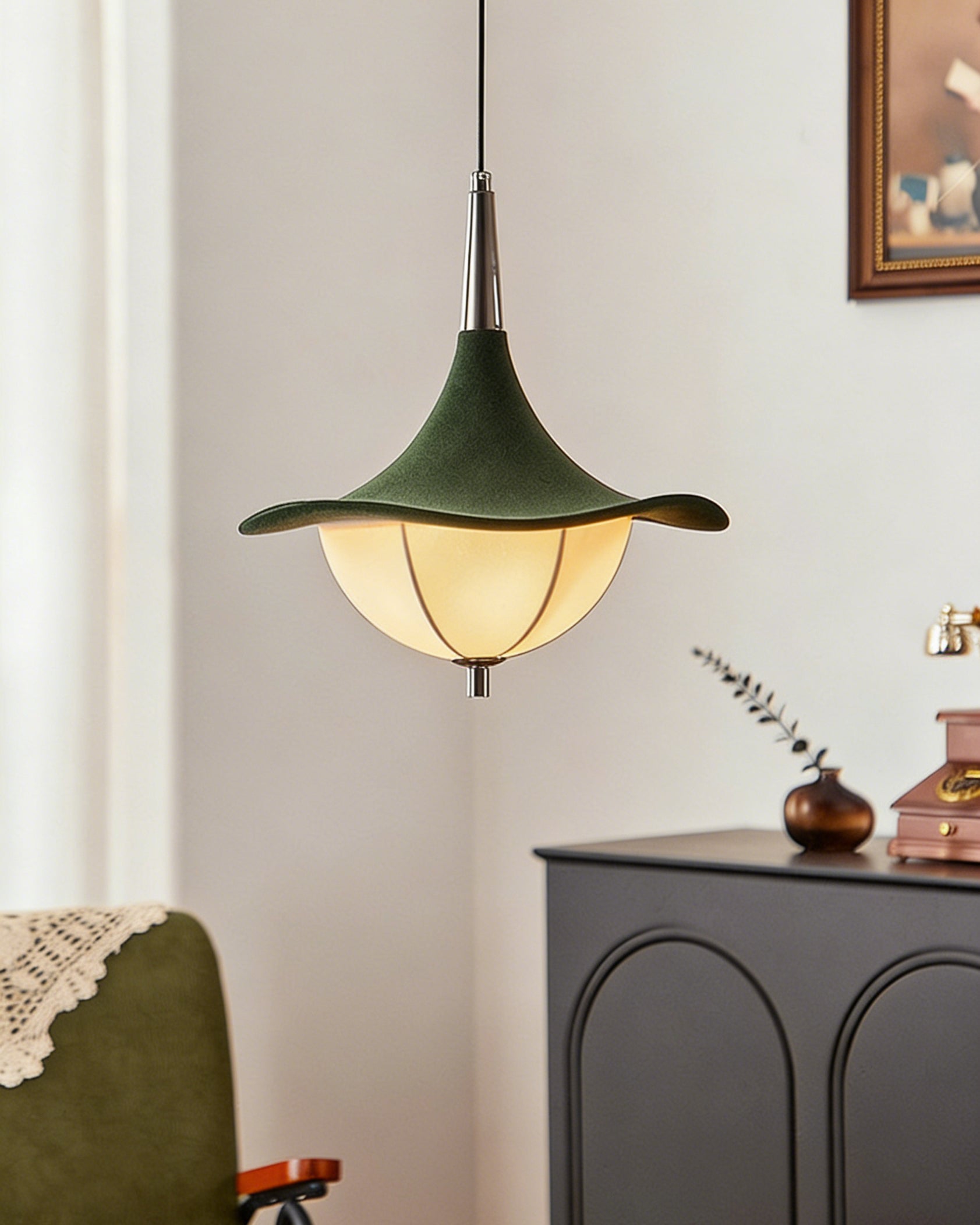 Side profile of the hat-shaped Vadar Pendant Light.