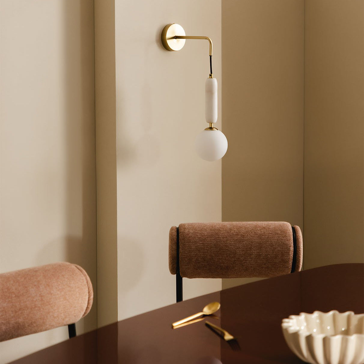 Side view of the Valenes Wall Lamp showcasing its structure.