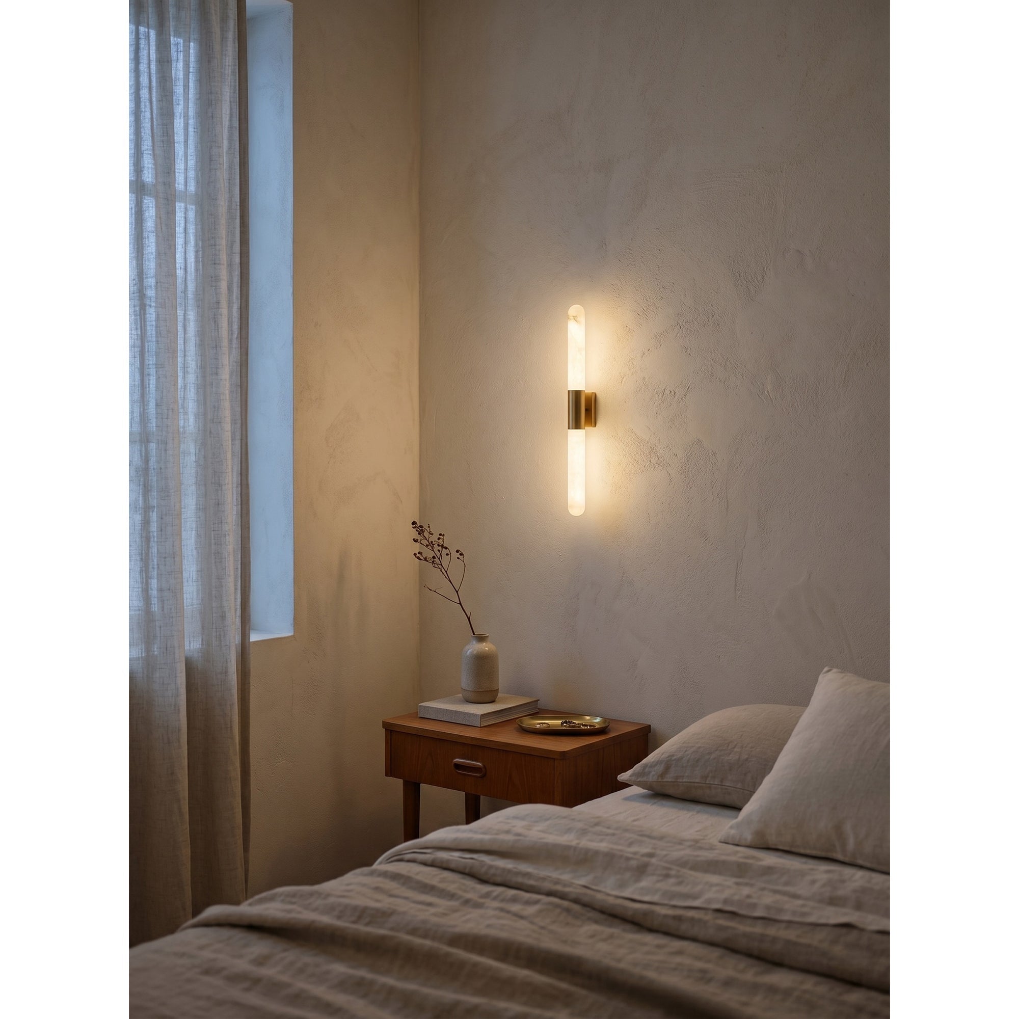 Comparison of the different available sizes of the Velin alabaster wall sconce.