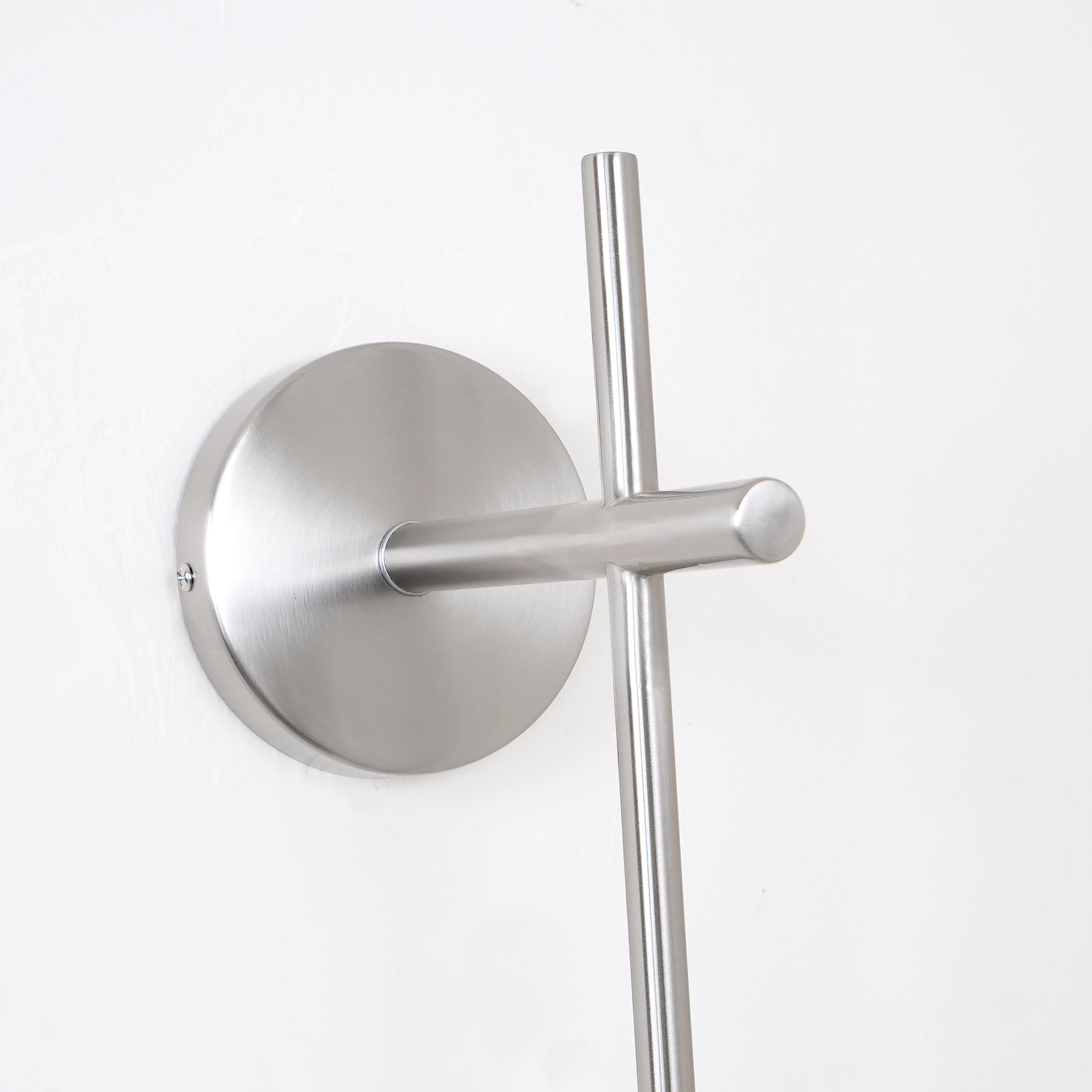 Ilraeia Vertical Globe Plug-in Wall Lamp-Neutral Decor