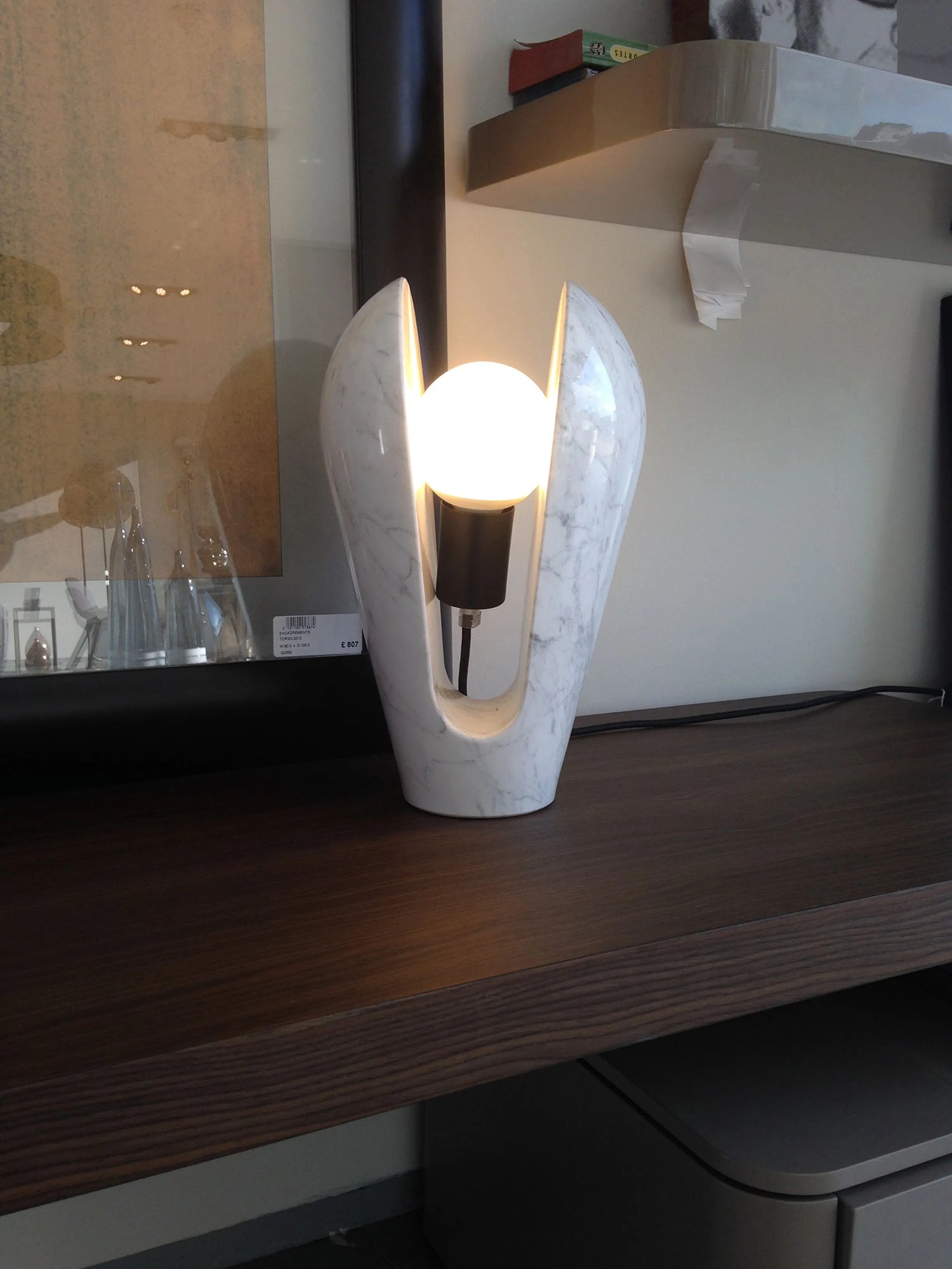 Close-up of the natural white marble veining on the Victoire lamp.