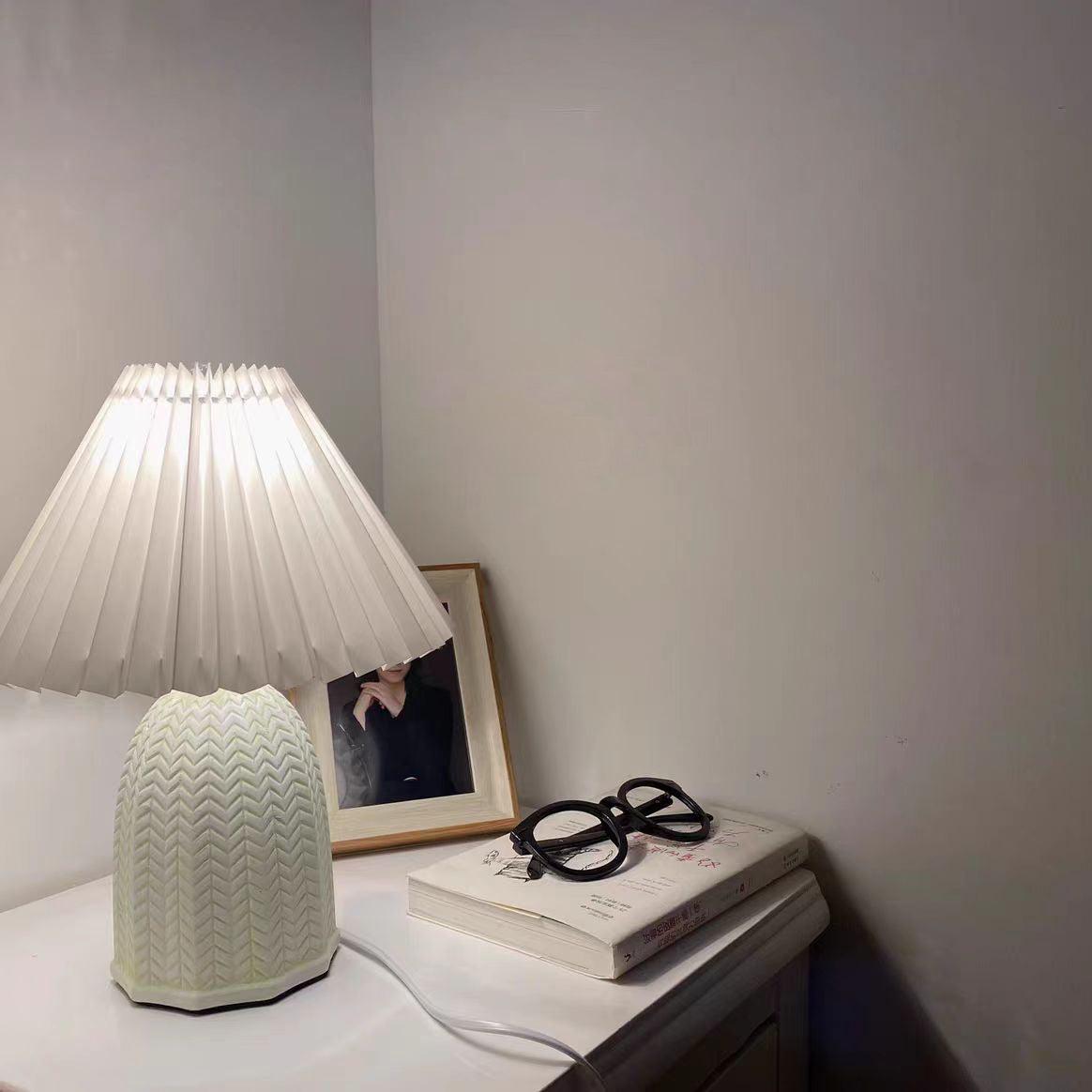 Xenlor Fabric Vintage Table Lamp-Neutral Decor
