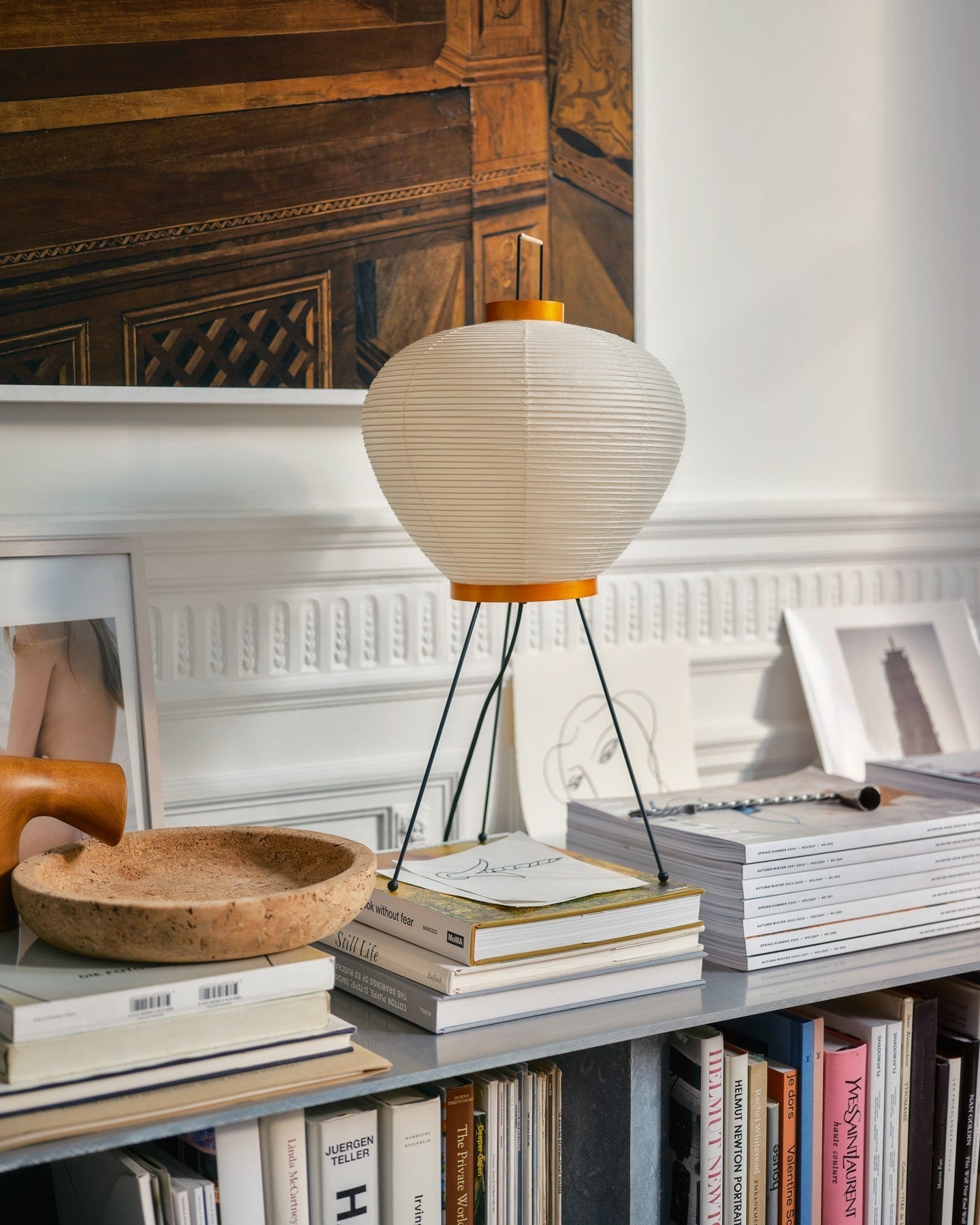 Comparison of the white and black versions of the Washi 3A Table Lamp.