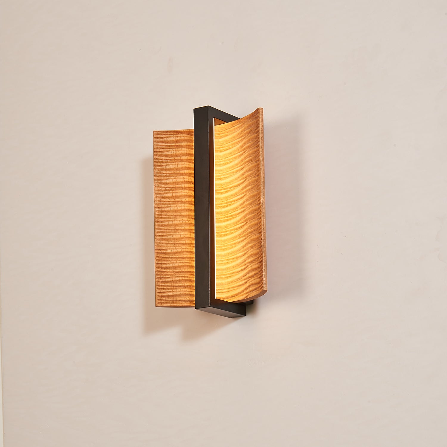 Vevinir Premium Nordic Art Wood Wall Light-Neutral Decor