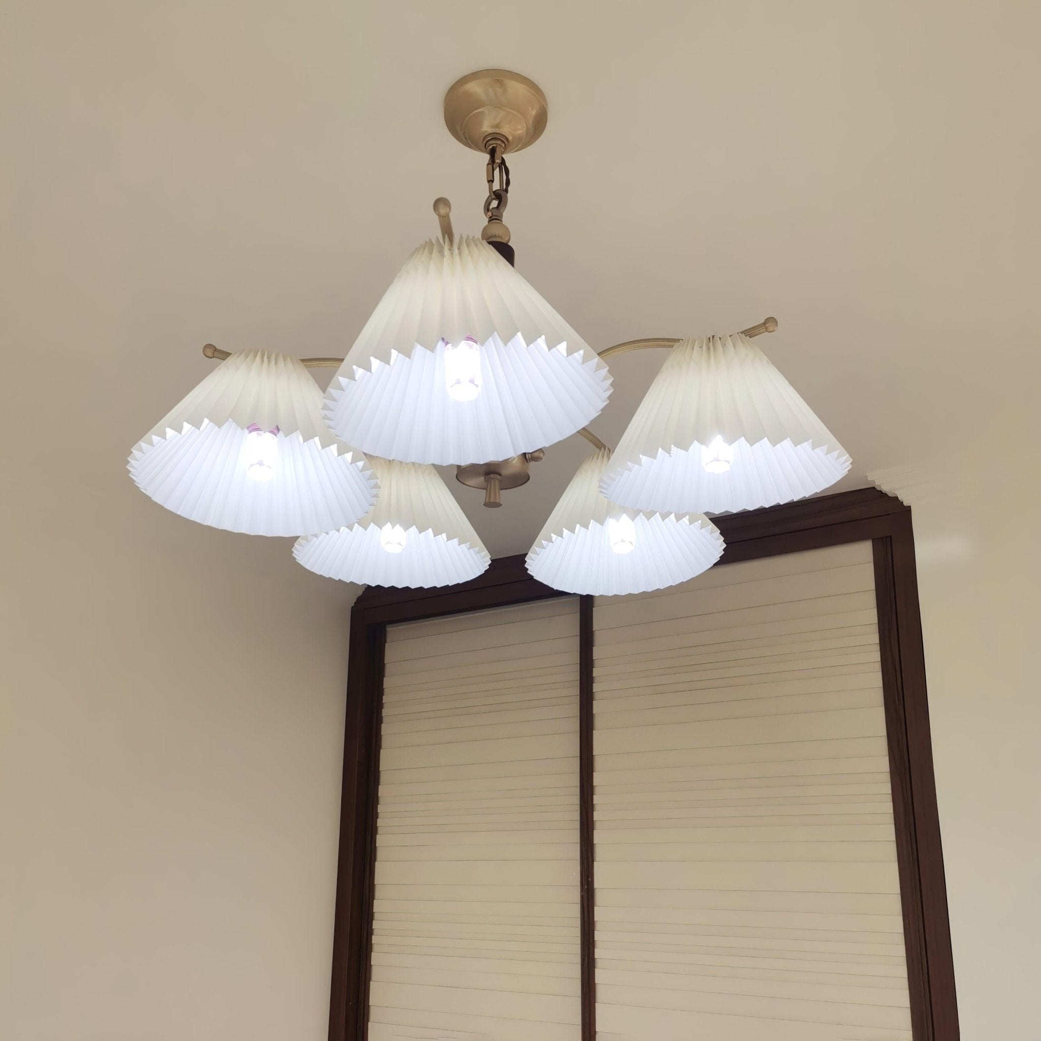 Lustra Chandelier Brass Pleated Shade Classic-Neutral Decor