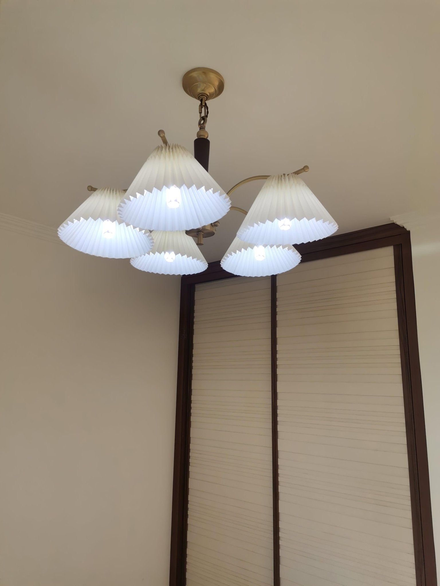 Lustra Chandelier Brass Pleated Shade Classic-Neutral Decor