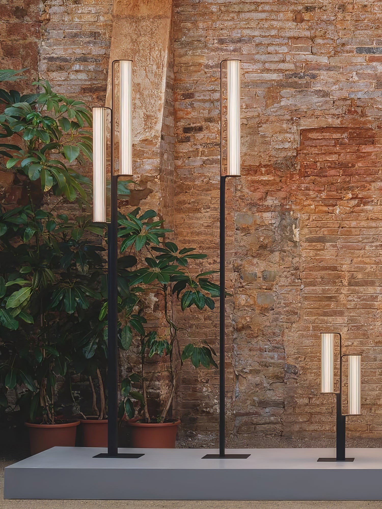 Reldax Arc Outdoor Post Lamp-Neutral Decor