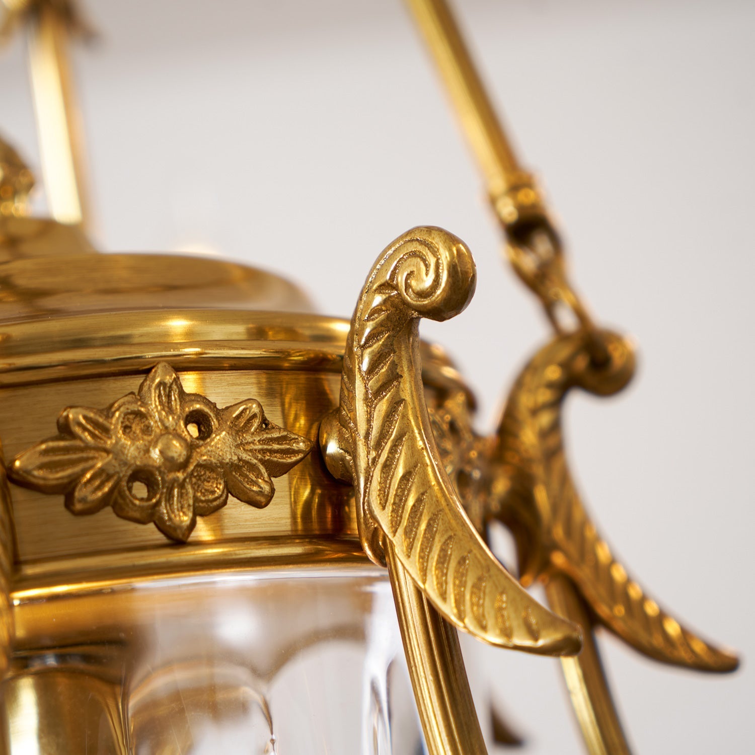 Detail of the adjustable hanging chain and mounting canopy.