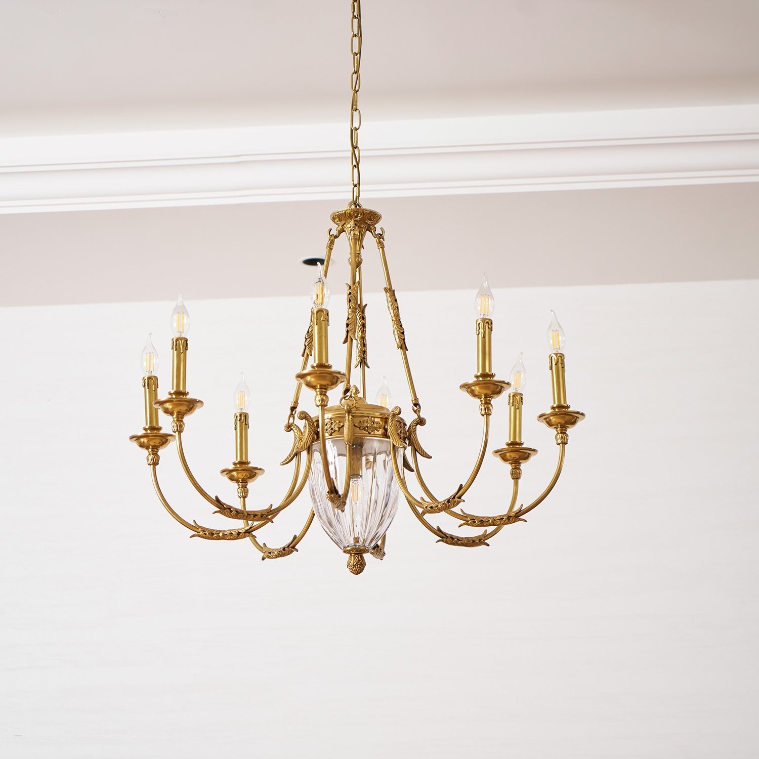 The central crystal drop illuminated from within by its dedicated bulb.