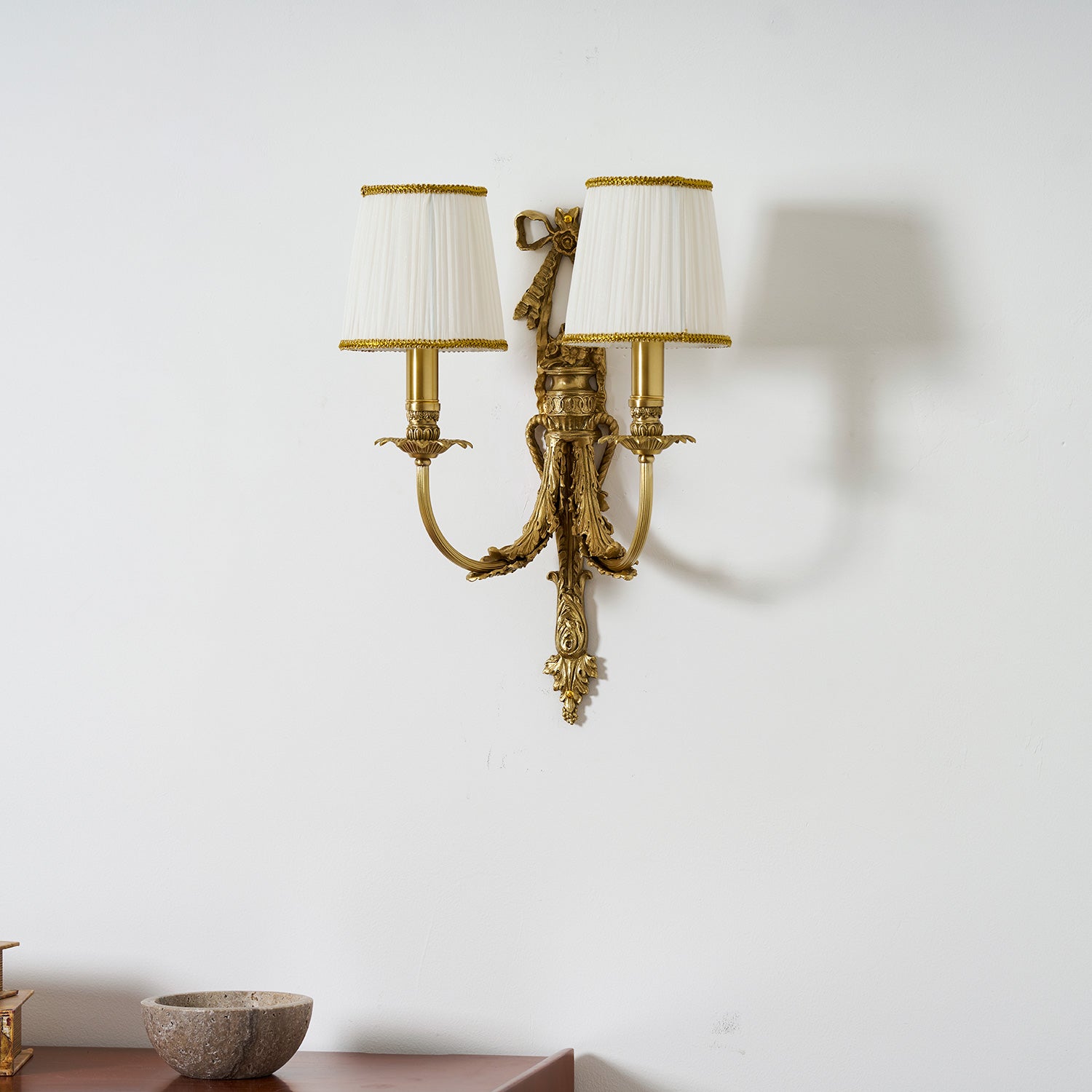 The single-head lamp from a low angle.