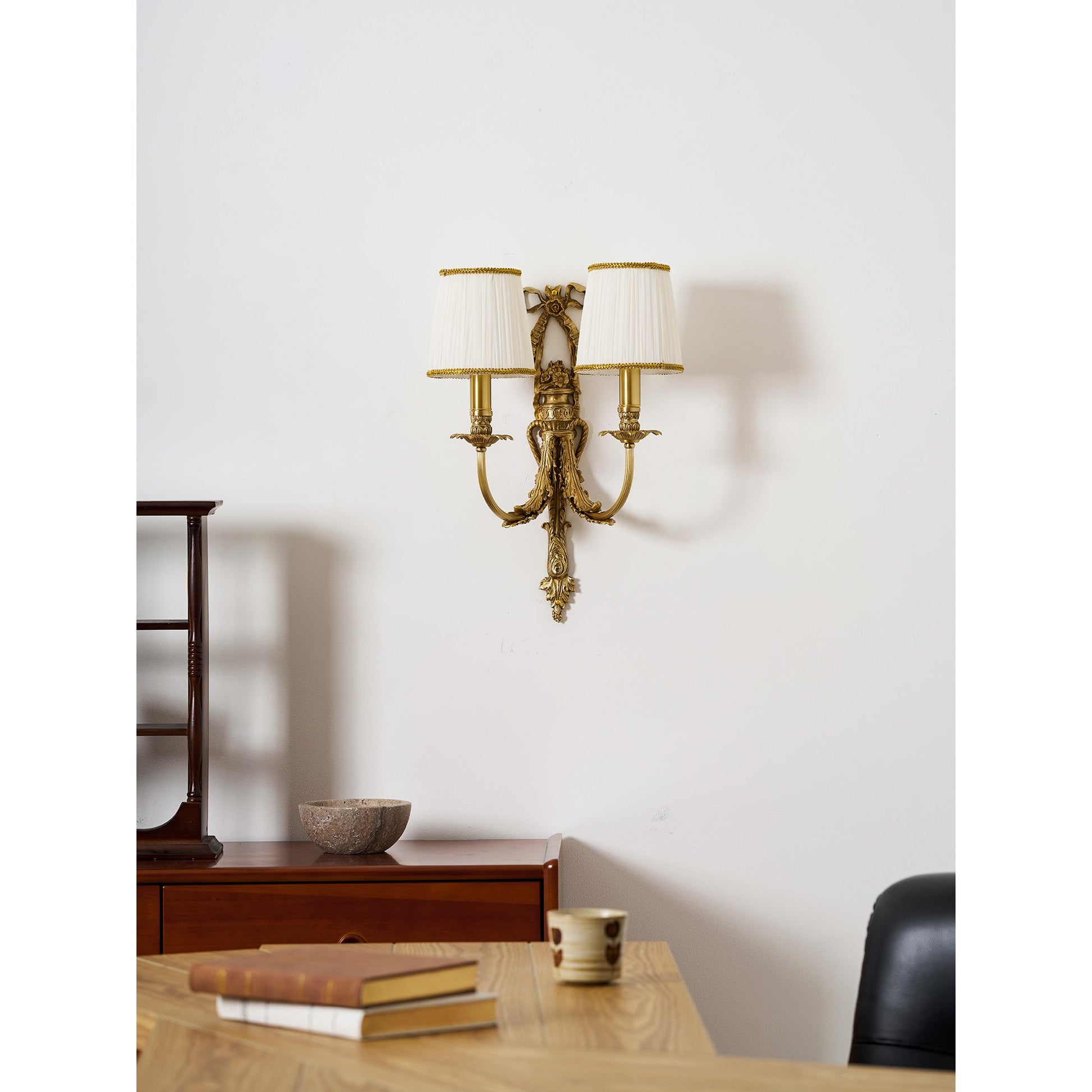 Close-up of the top finial of the lampshade.