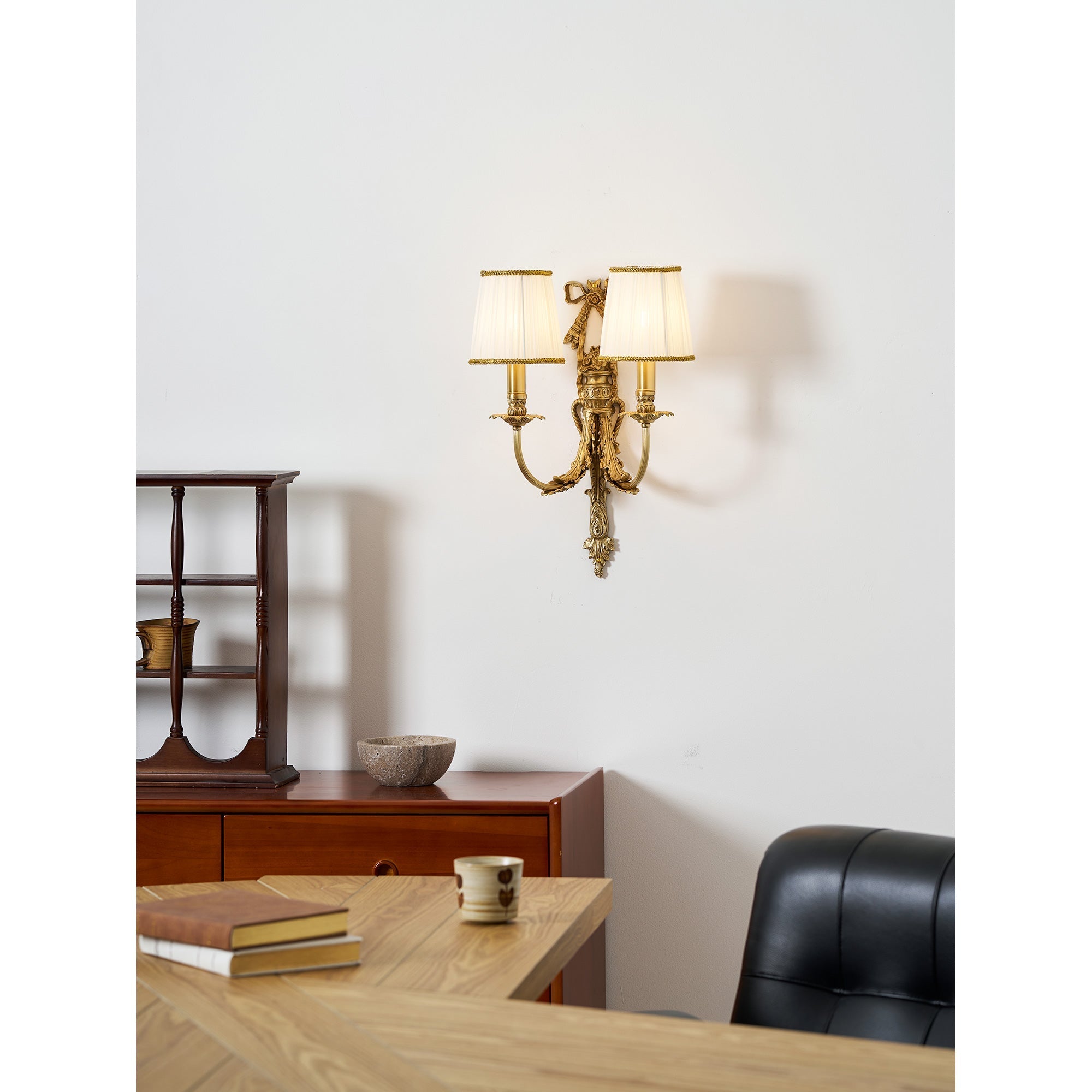 A view highlighting the lamp's vertical height.
